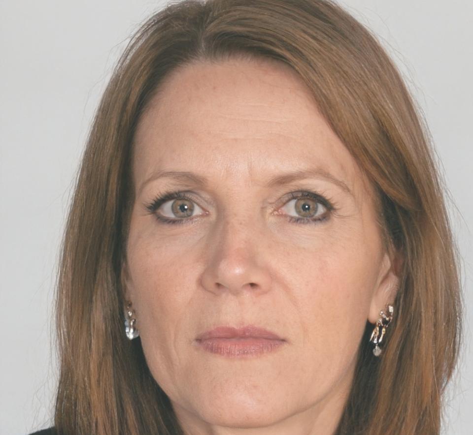 Elena Korsgaard, Lead Blockchain Instructor, reviewing student code during mentorship session